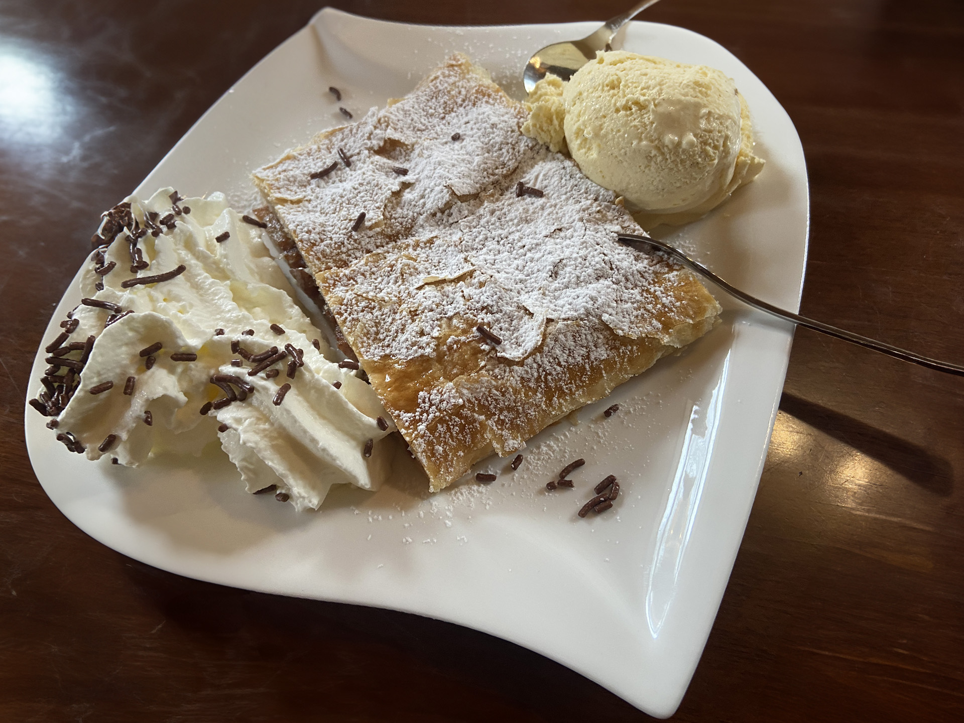 Apfelstrudel mit Sahne